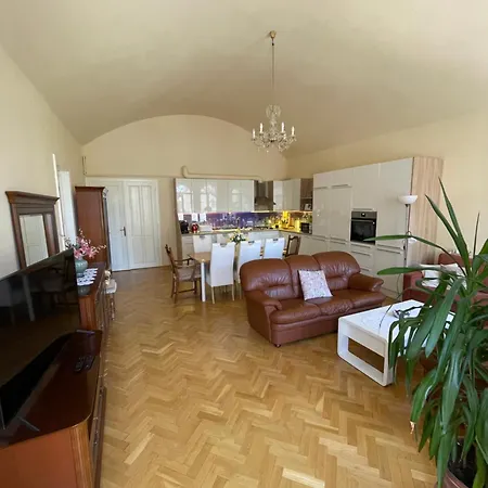 Appartement Royal In Historical Downtown