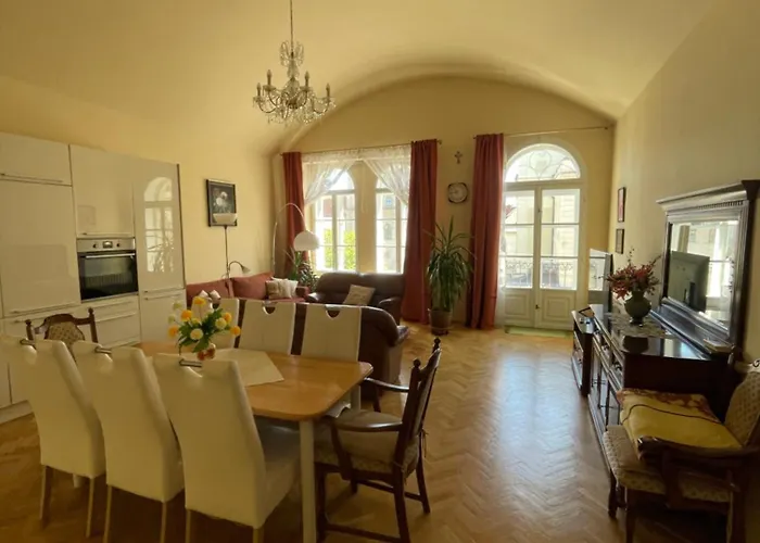 Royal In Historical Downtown *