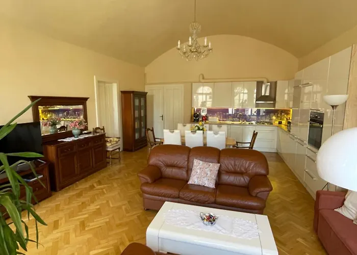 Royal In Historical Downtown * 코시체