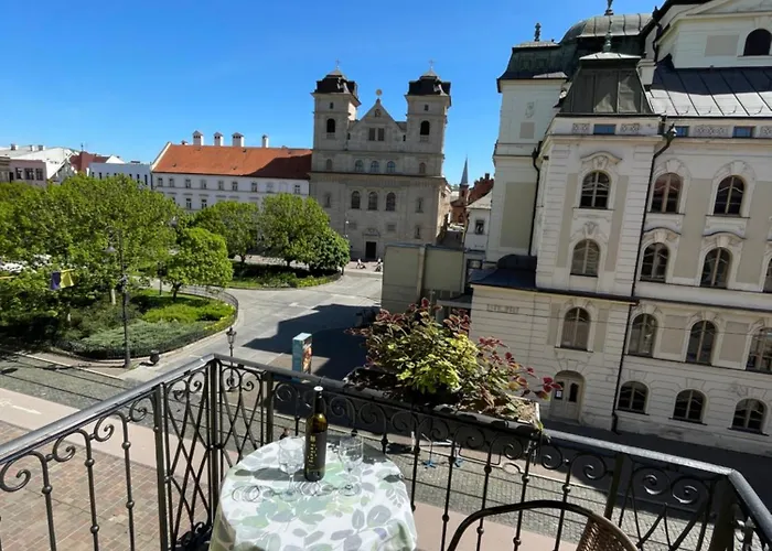 Royal In Historical Downtown Apartment *